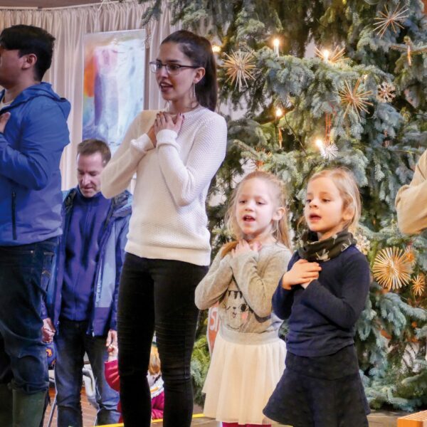 Bibelbühnenabschluss, Segnung der Kinder in der Kirche